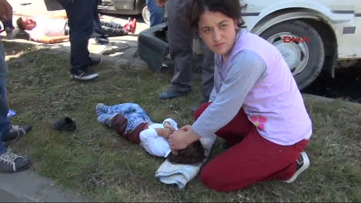 Araçtan Fırlayan Ayaz Bebek Yürekleri Sızlattı