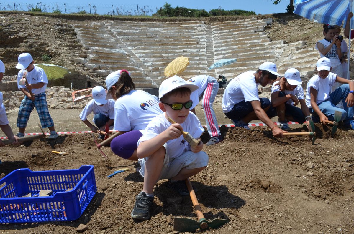 Antik Kentte Kazılara Katılan Çocuklar Bir Günlüğüne 'Arkeolog' Oldu