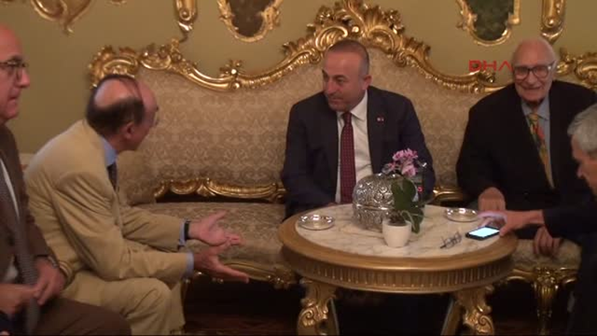 Bakan Çavuşoğlu, AB\'ye Giriş Formülünü Junker\'e Sigara İçirmekte Buldu
