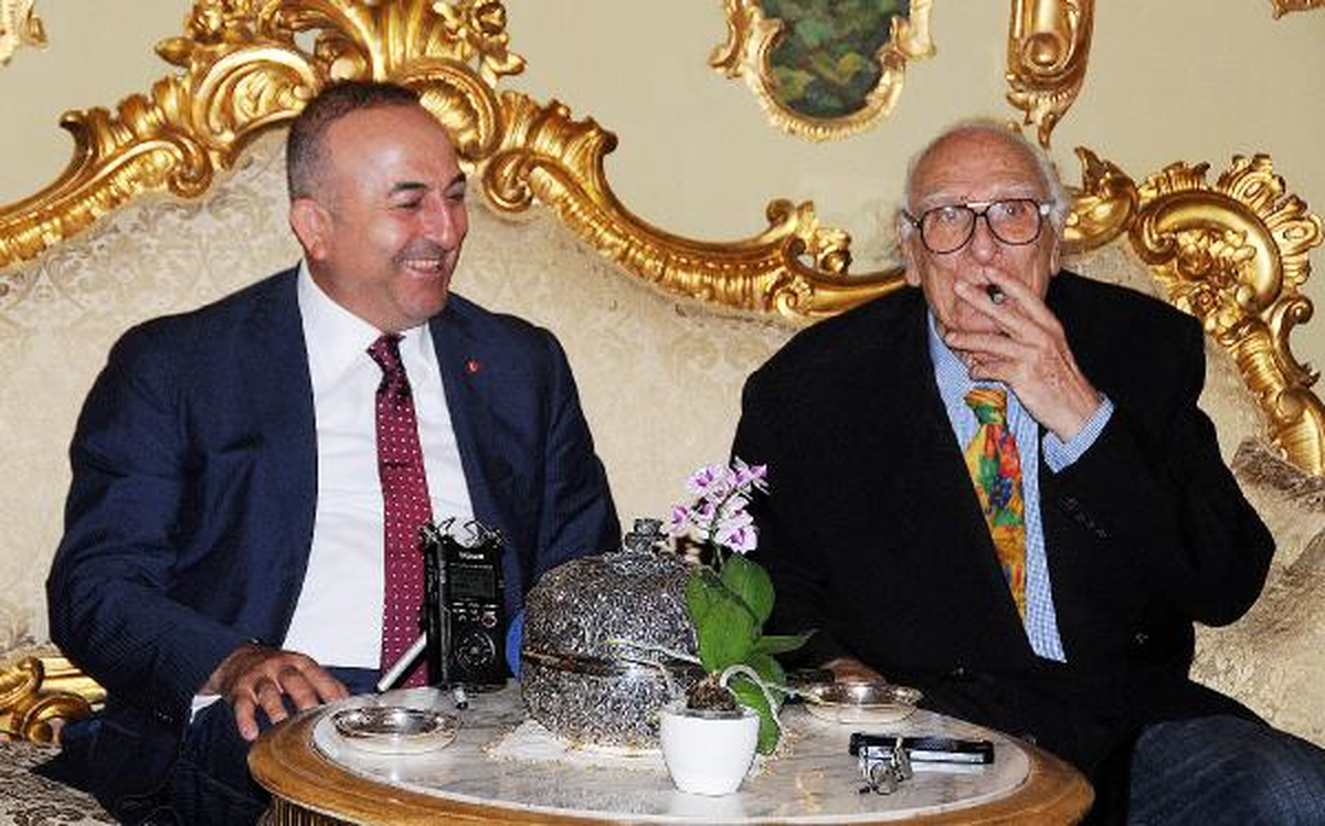 Bakan Çavuşoğlu, AB\'ye Giriş Formülünü Junker\'e Sigara İçirmekte Buldu