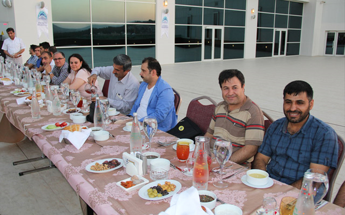 Başkan Ekinci Masadan Kolaları Toplattı