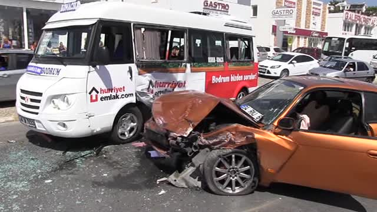 Bodrum\'da otomobille minibüs çarpıştı: 4 yaralı -