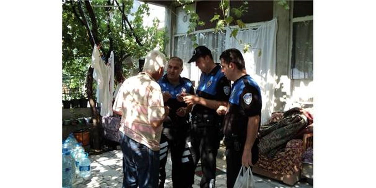 Çanakkale\'de Polislerden Ramazan Yardımı