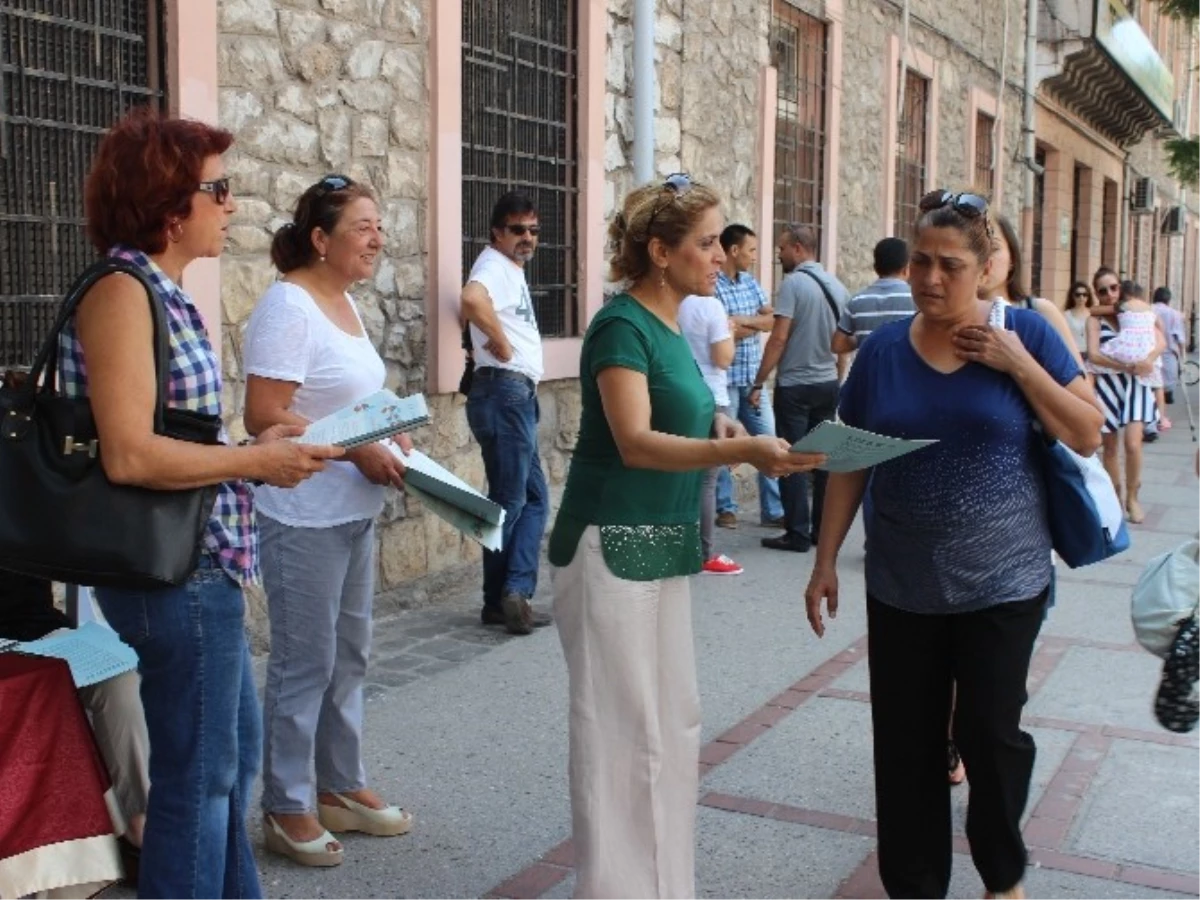 CHP\'li Kadınlar İhsanoğlu İçin Stant Açtı
