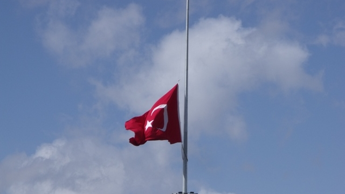 Düzce\'de Bayraklar Yarıya İndi