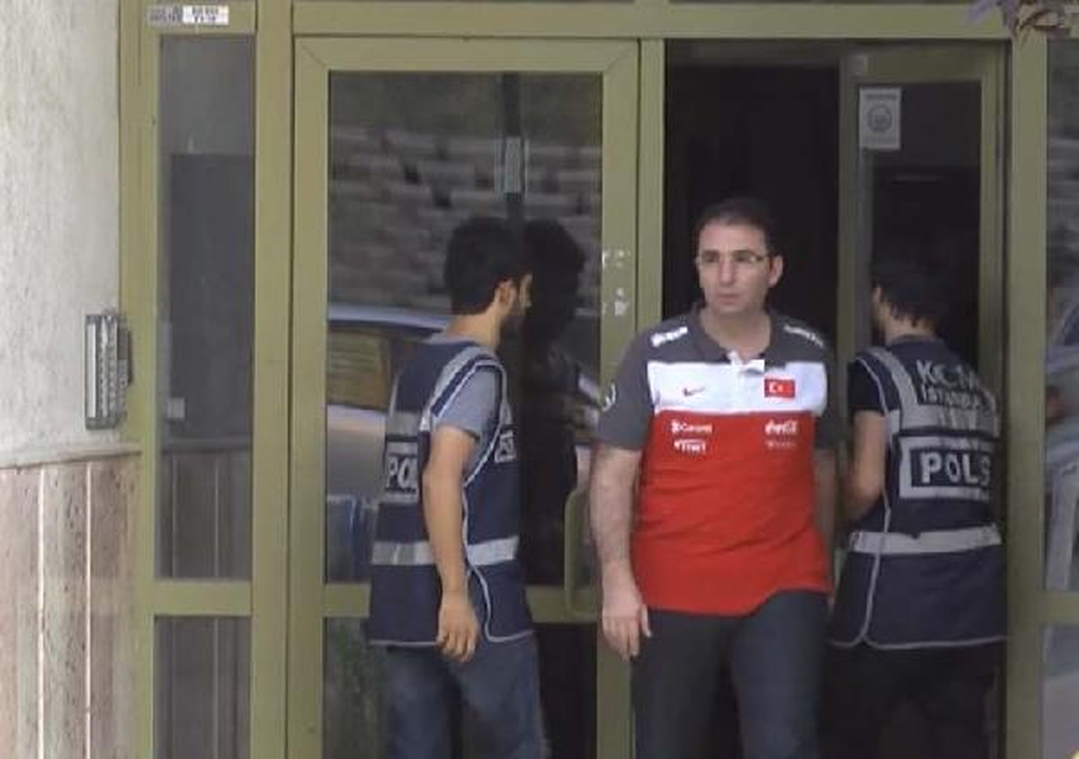 Eski Polis Müdürlerinden "Milli Takımlı" Mesaj