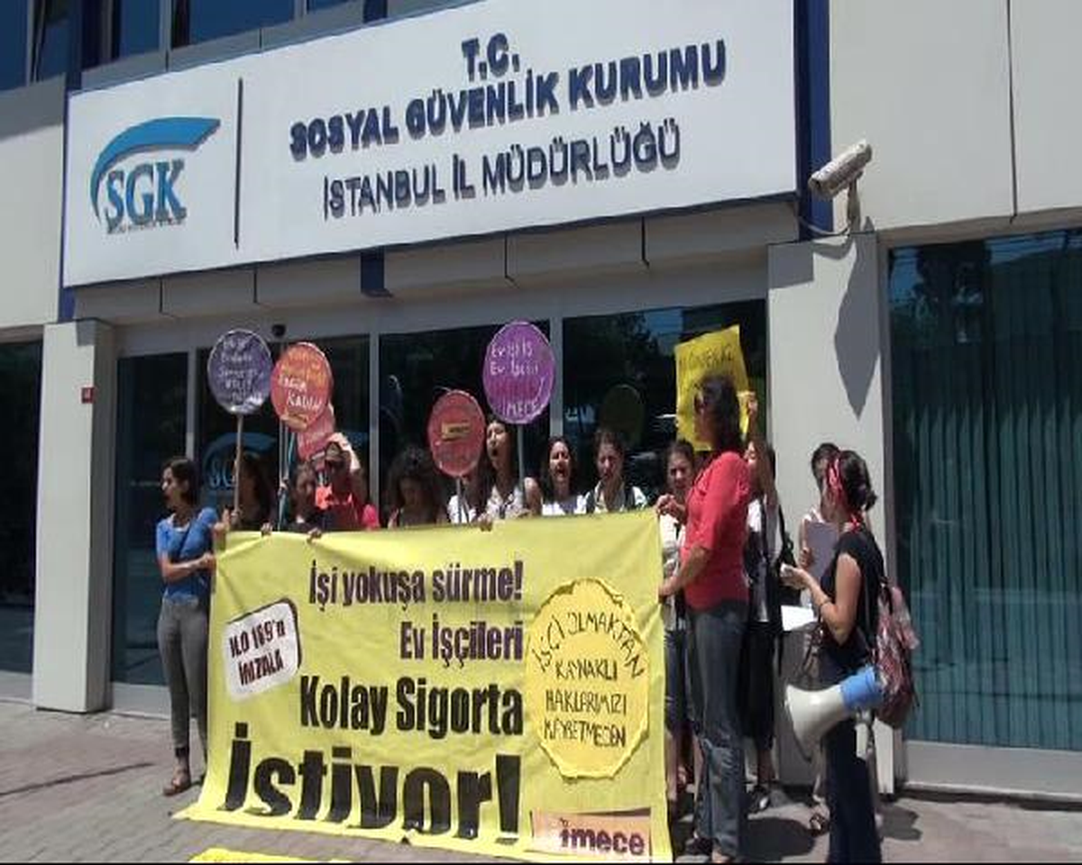 Ev İşçilerinden SGK Önünde Protesto