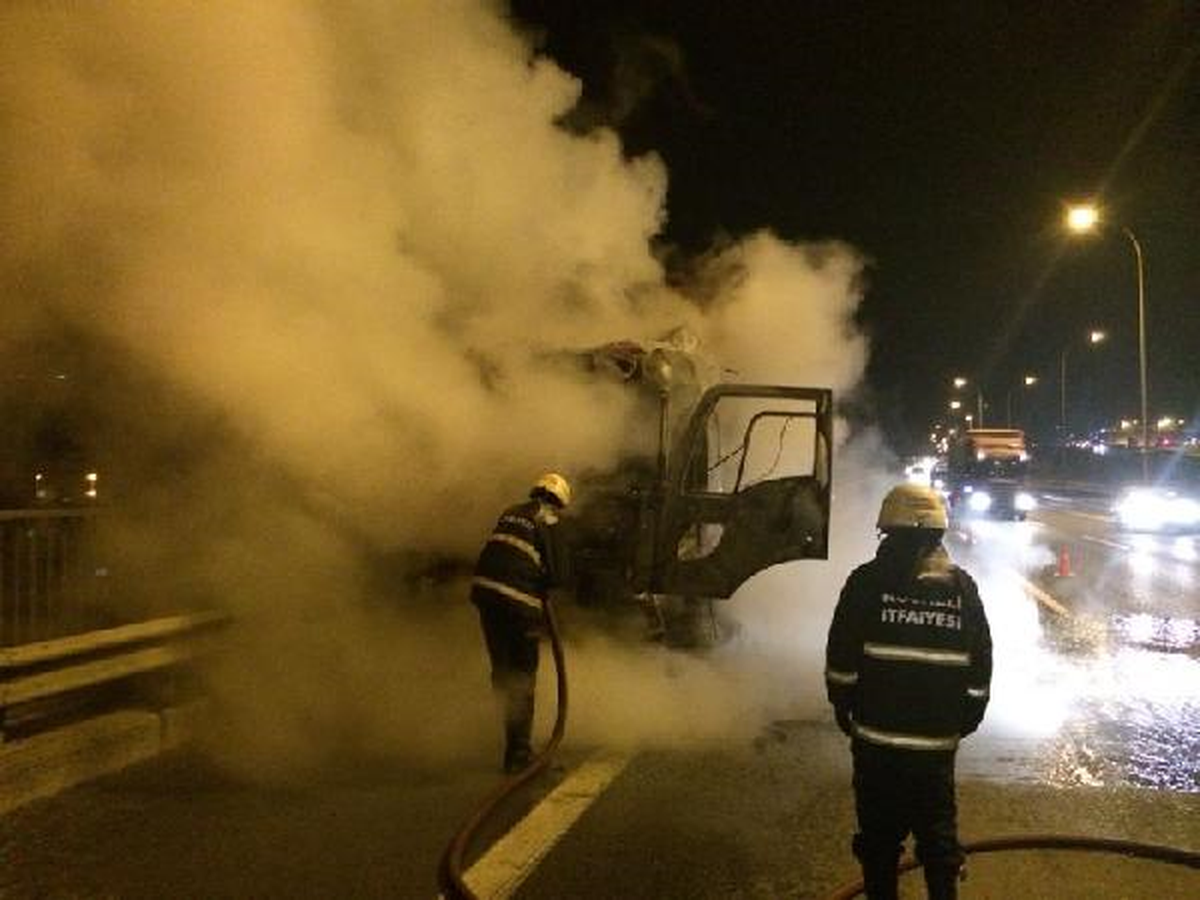 Gebze\'de Hareket Halindeki TIR Yandı