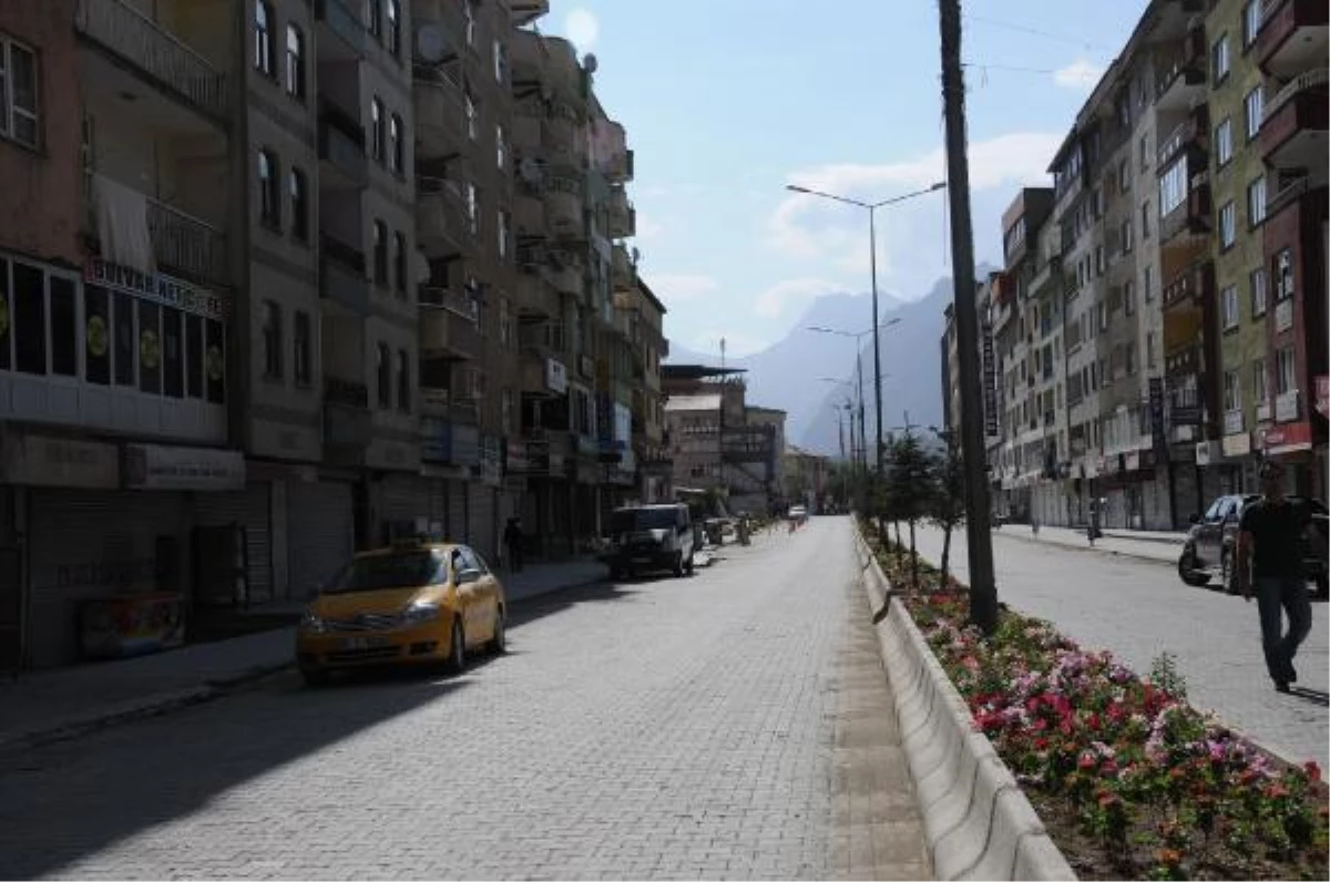 Hakkari\'de Sokağa Çıkma Yasağı Kalktı, Ancak Kepenkler Açılmadı