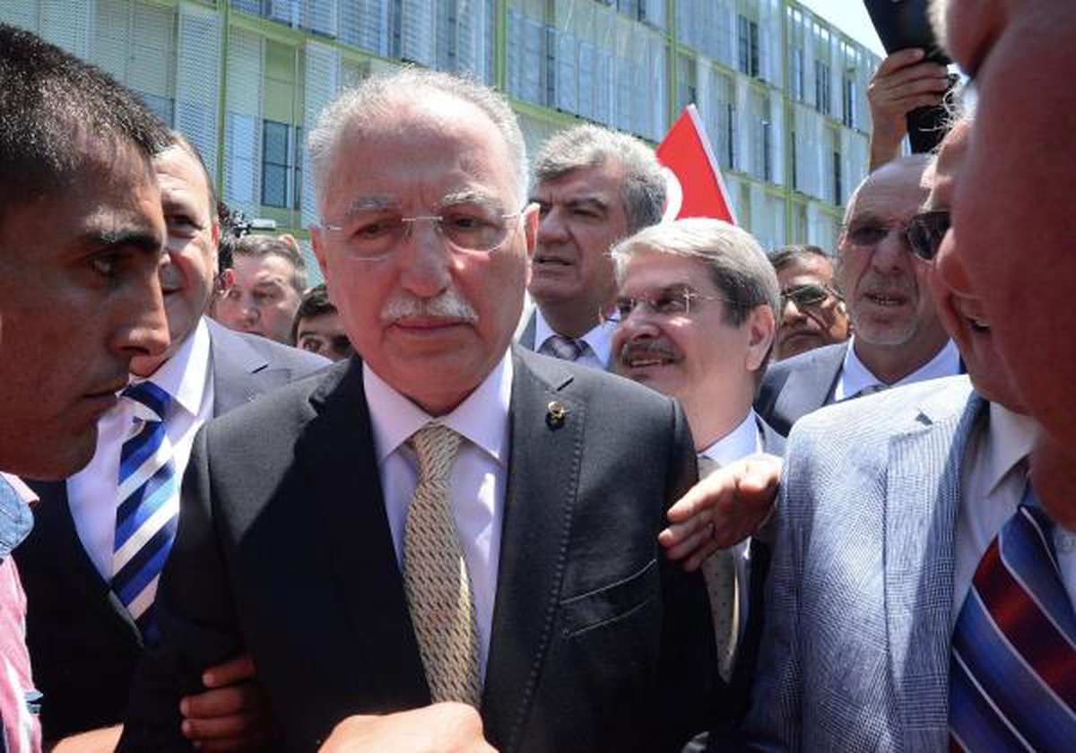 İhsanoğlu, İzmir\'de \'Cumhurbaşkanım\' Anonsu ile Karşılandı