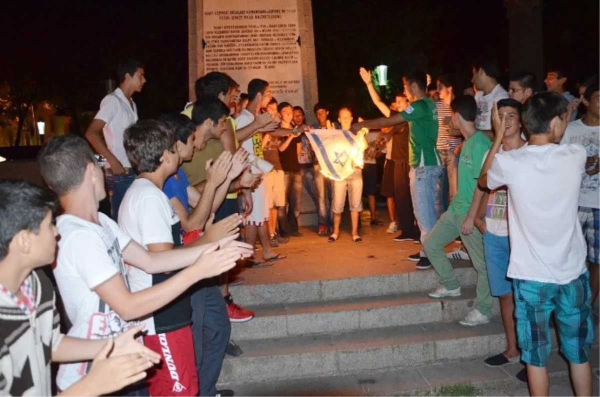 Bursalı Gençler İsrail\'e Tepkilerini Bayrak Yakarak Gösterdiler