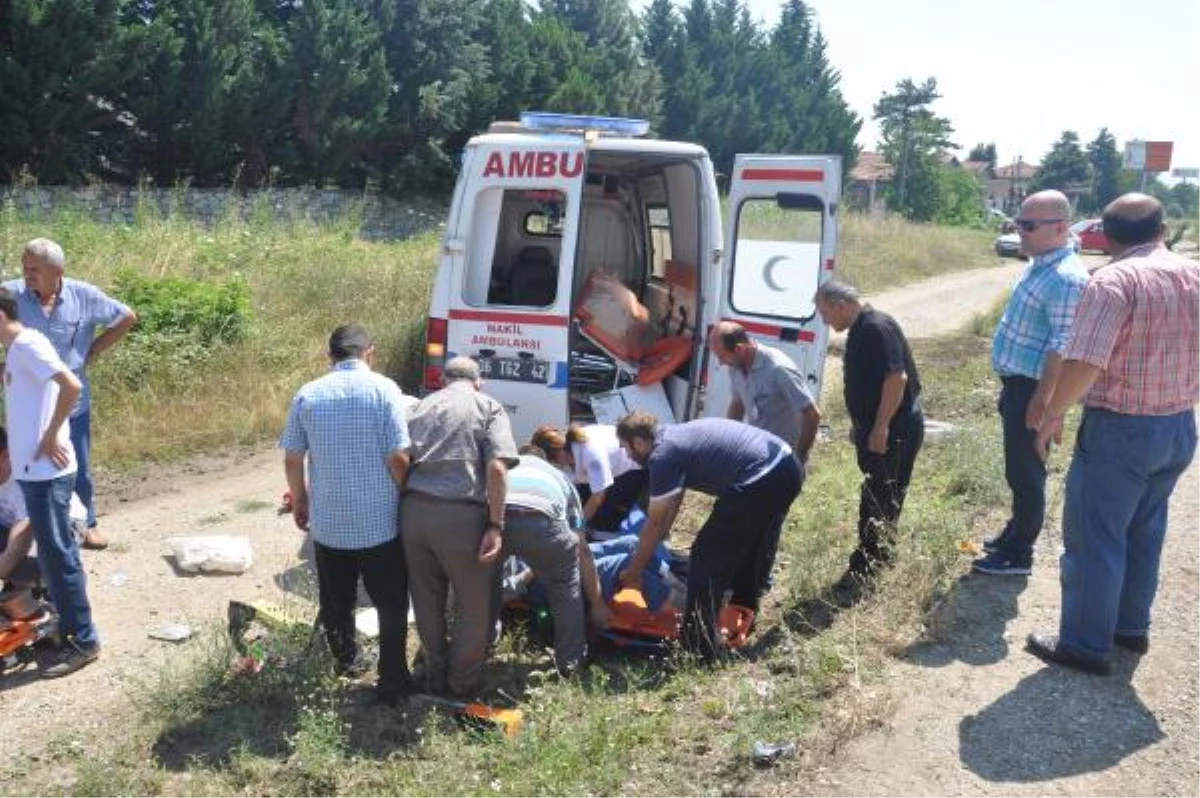 Düzce\'de Kamyonet Ambulansa Çarptı: 3 Yaralı