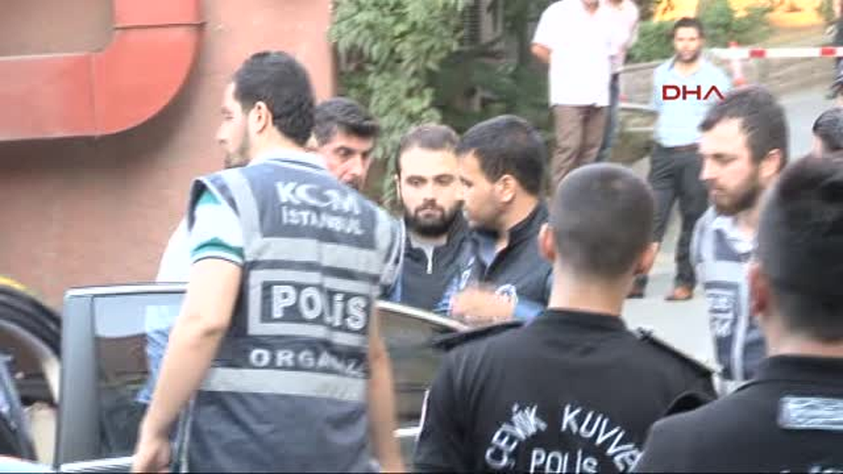 Kelepçeli Şüpheli, Ellerini Havaya Kaldırarak Sağlık Kontrolüne Geldi