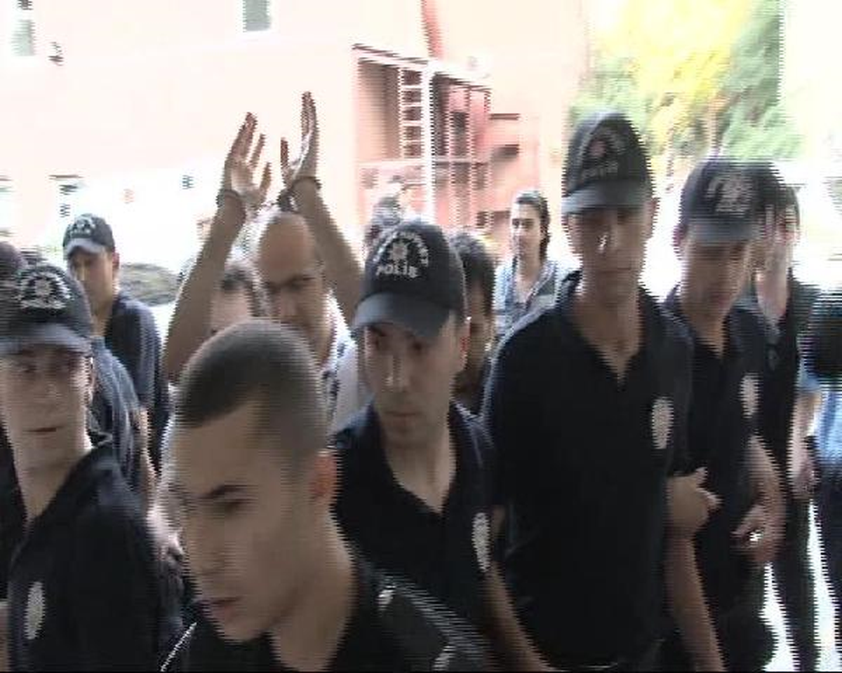 Kelepçeli Şüpheli, Ellerini Havaya Kaldırarak Sağlık Kontrolüne Geldi