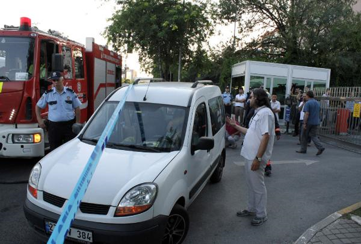 Kendini Otomobile Kilitledi, Boğazına Bıçak Dayadı