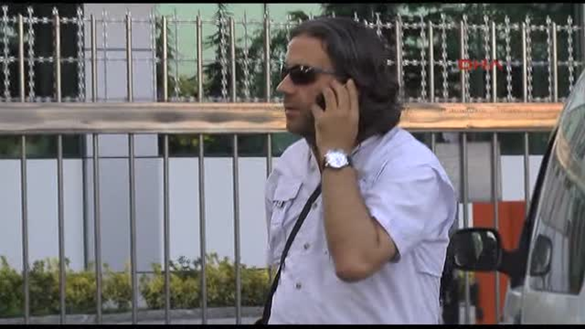 Kendini Otomobile Kilitledi, Boğazına Bıçak Dayadı