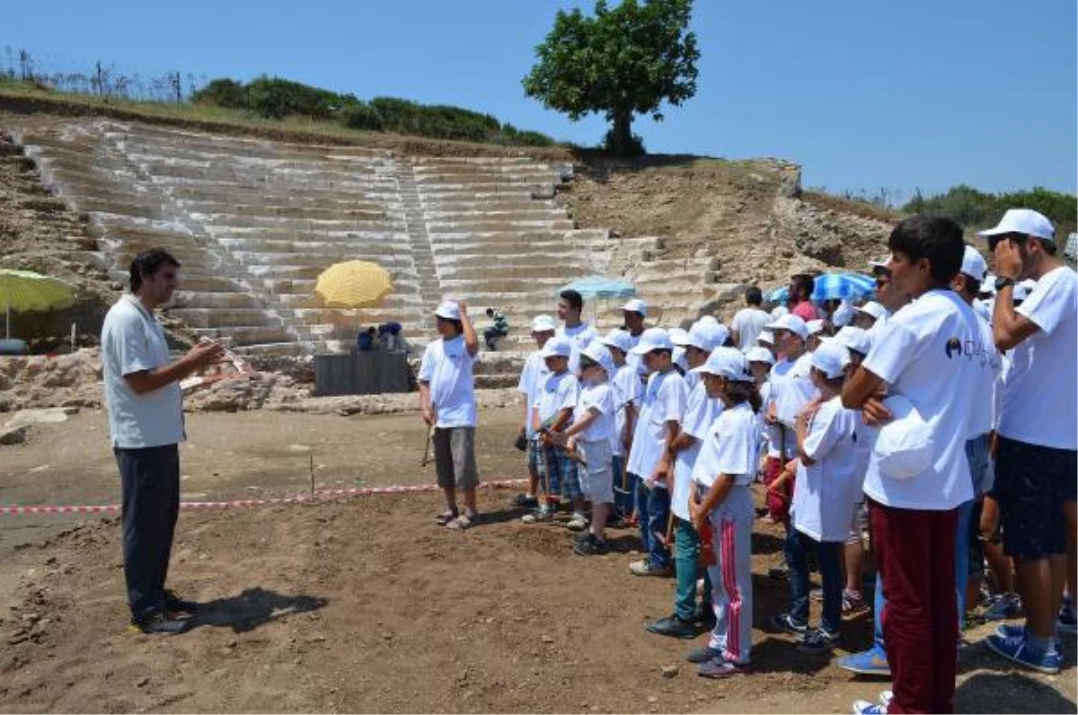 Küçük Arkeologlar Antik Kentte Kazı Yaptı