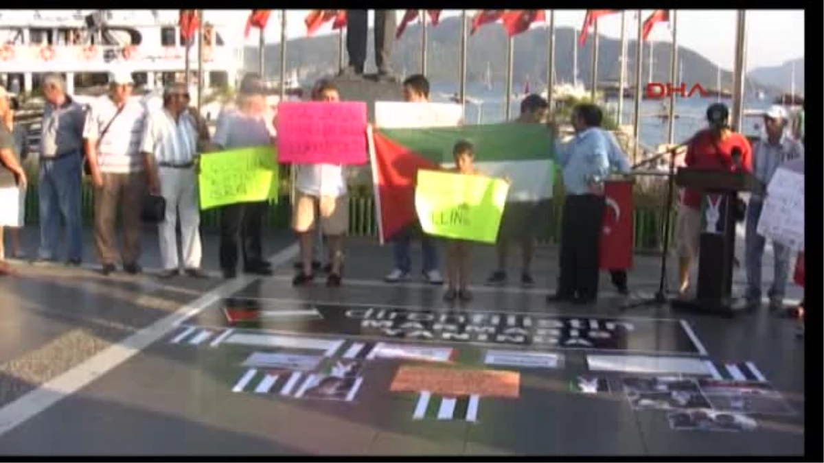 Marmaris\'te İngilizce ve Kürtçe Afişli İsrail Protestosu