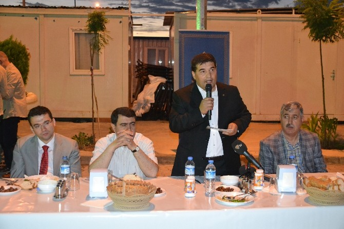 MÜSİAD, Suriyeli Mültecilere İftar Yemeği Verdi
