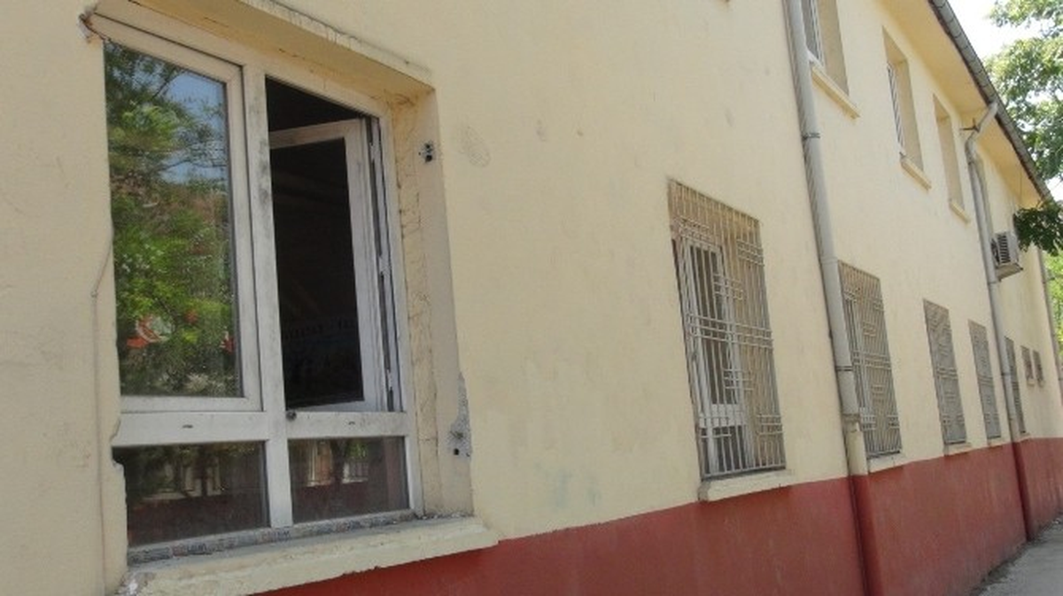 Okula Giren Hırsızlar, Kendilerini Kaydeden Kamera Kayıtlarını Çaldı