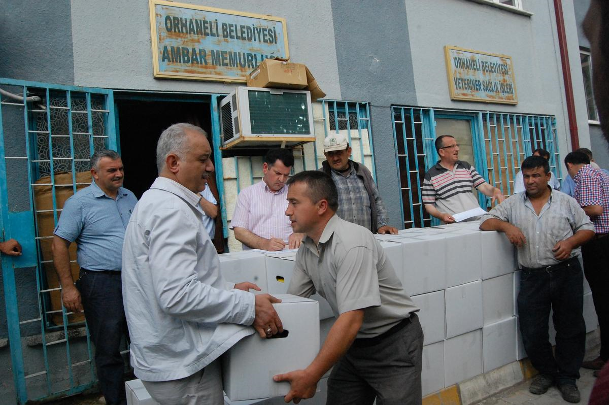 Orhaneli Belediyesi Personele Erzak Dağıttı