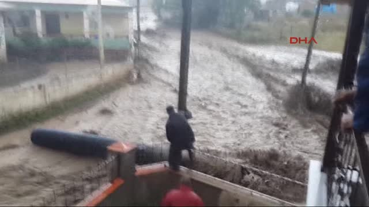 Erzincan\'da Oluşan Sel Yüzünden 3 Kişi Yaralandı