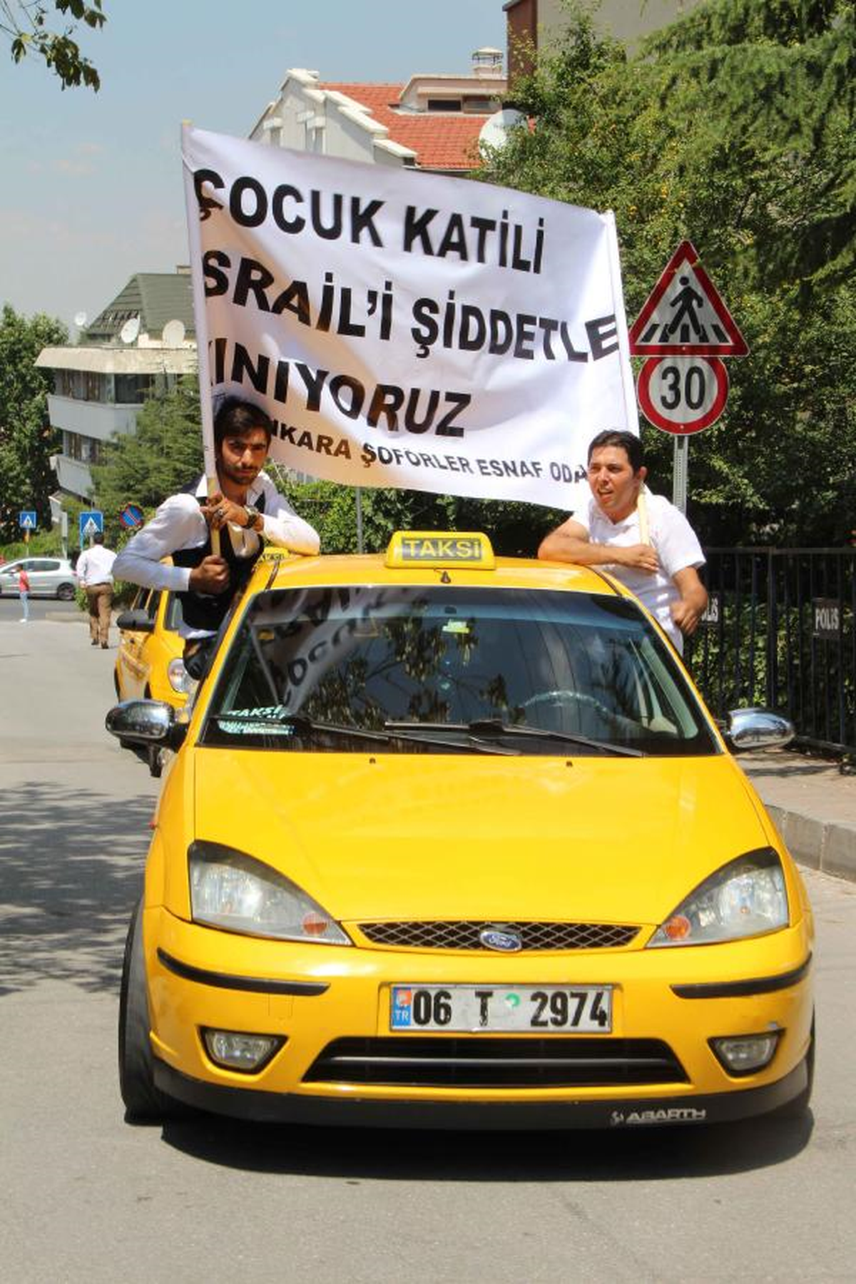 Taksicilerden İsrail Büyükelçiliği Önünde Protesto