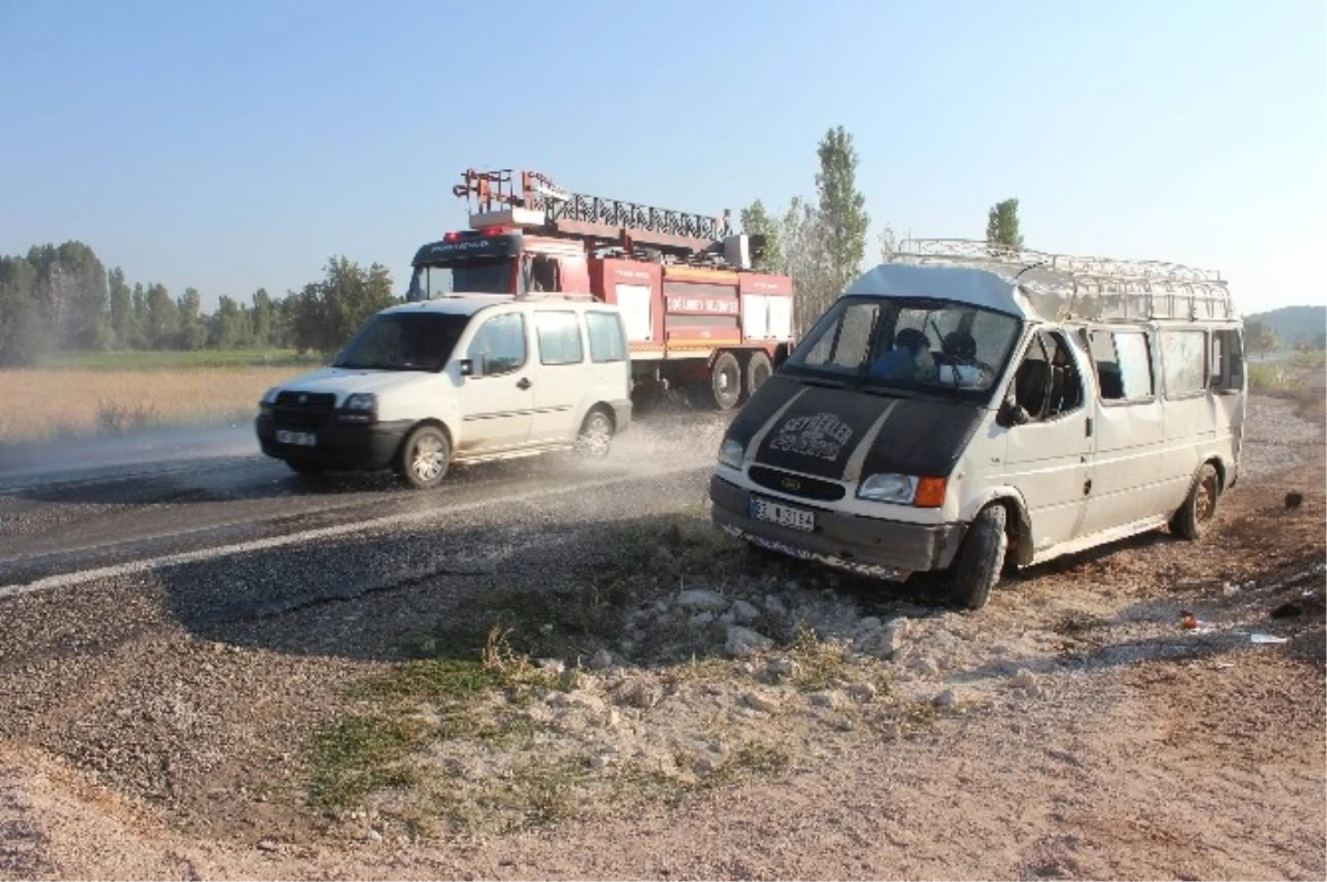 Konya\'da Tarım İşçilerini Taşıyan Minibüs Devrildi: 5 Yaralı