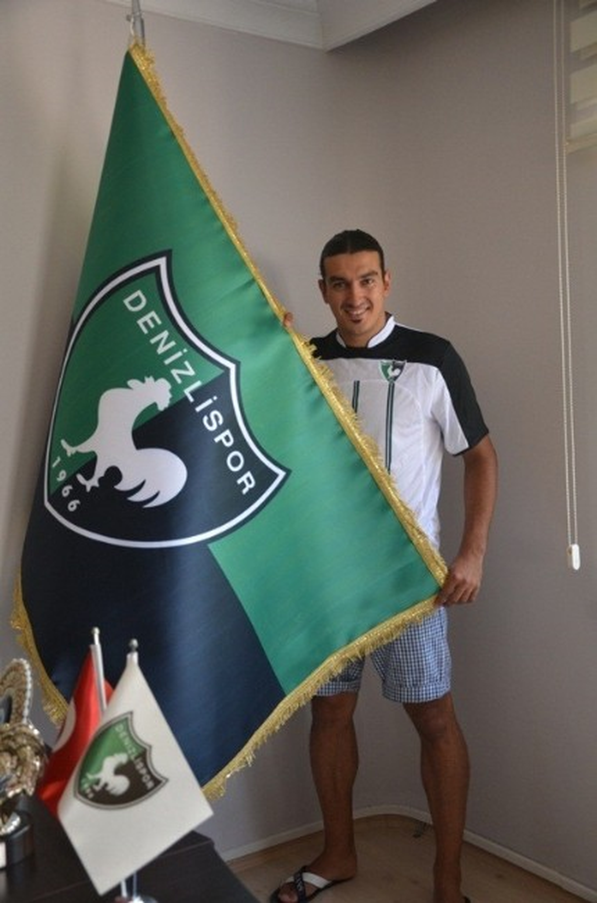 Tekden Denizlispor Erçağ\'la 1 Yıllık Sözleşme İmzaladı