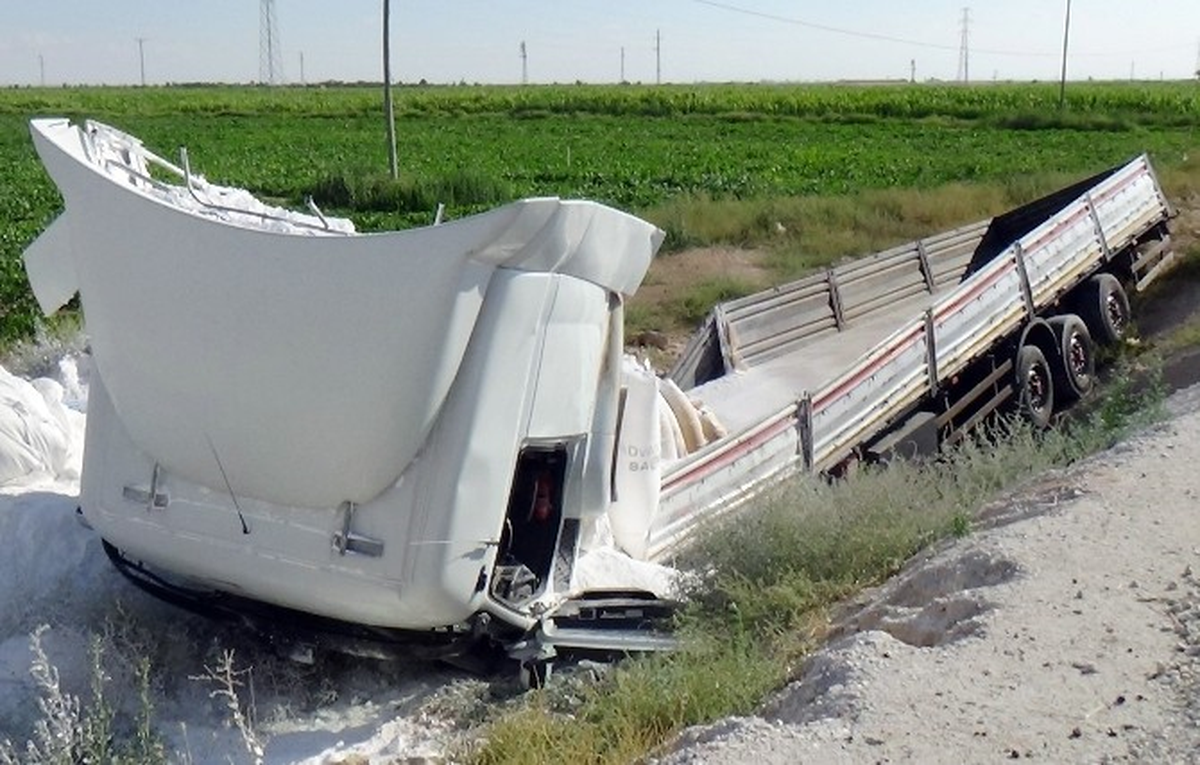 Tır Şarampole Devrildi: 1 Yaralı