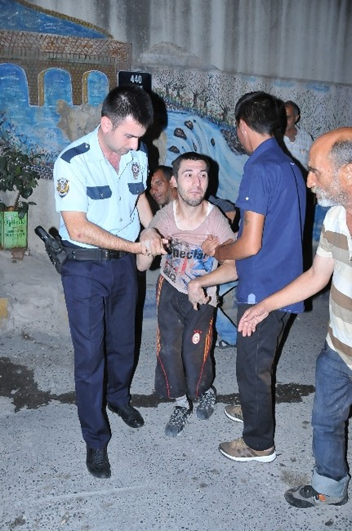 Vicdansızlar Mendil Satan Engellinin Parasını Gasp Etti