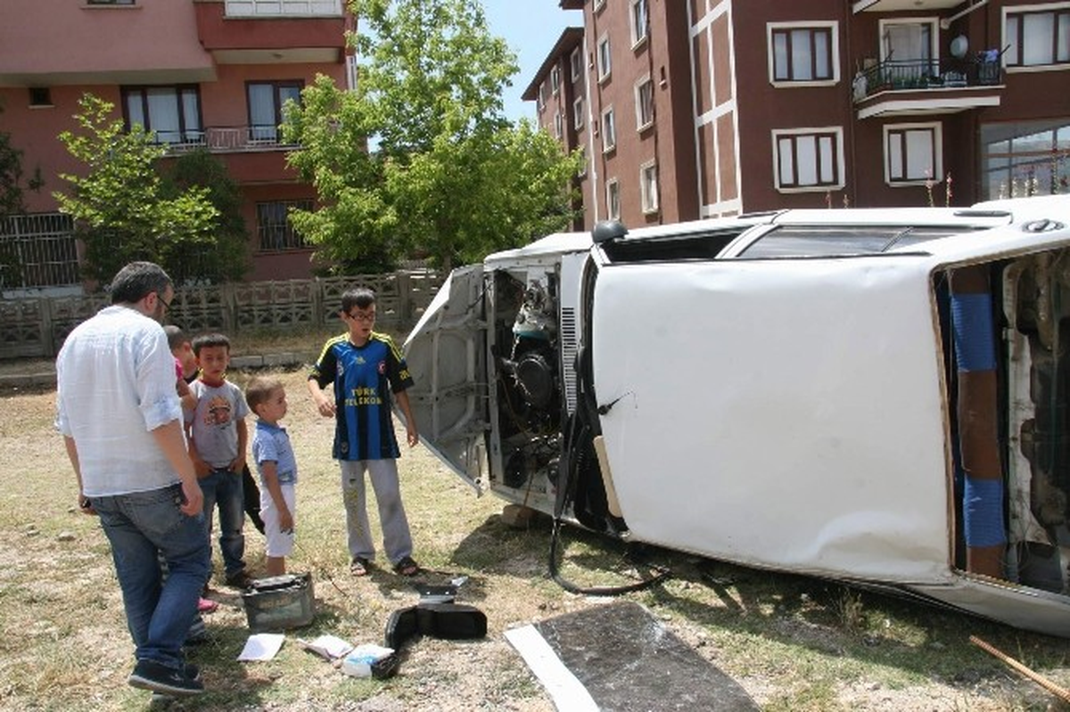 Yan Yatan Araç 2 Saat Kaldırılmayınca Çocukların Oyun Alanı Oldu