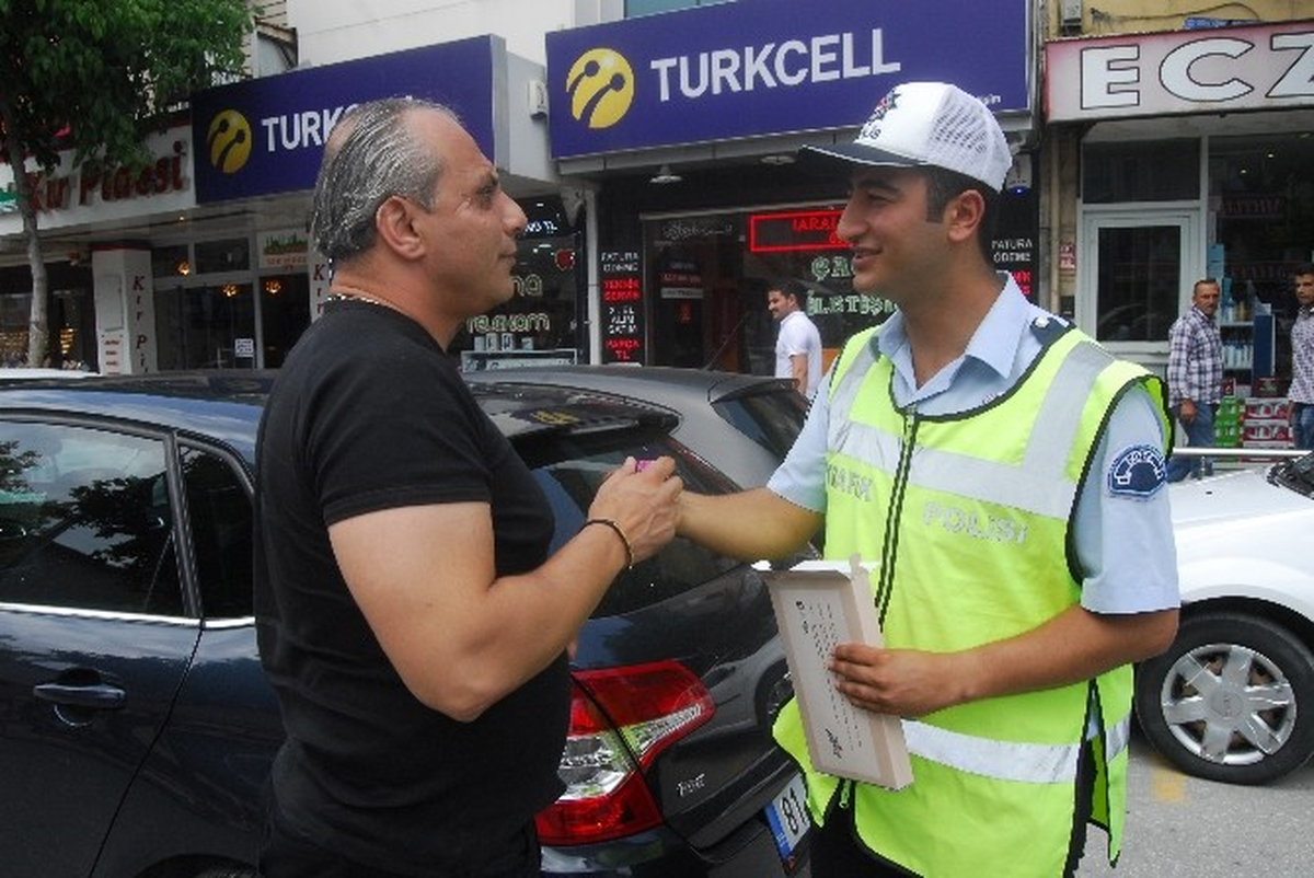 Yayaya Yol Veren Sürücülere Çikolata
