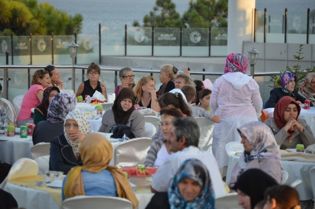 Yetimler İftar Sofrasında Buluştu