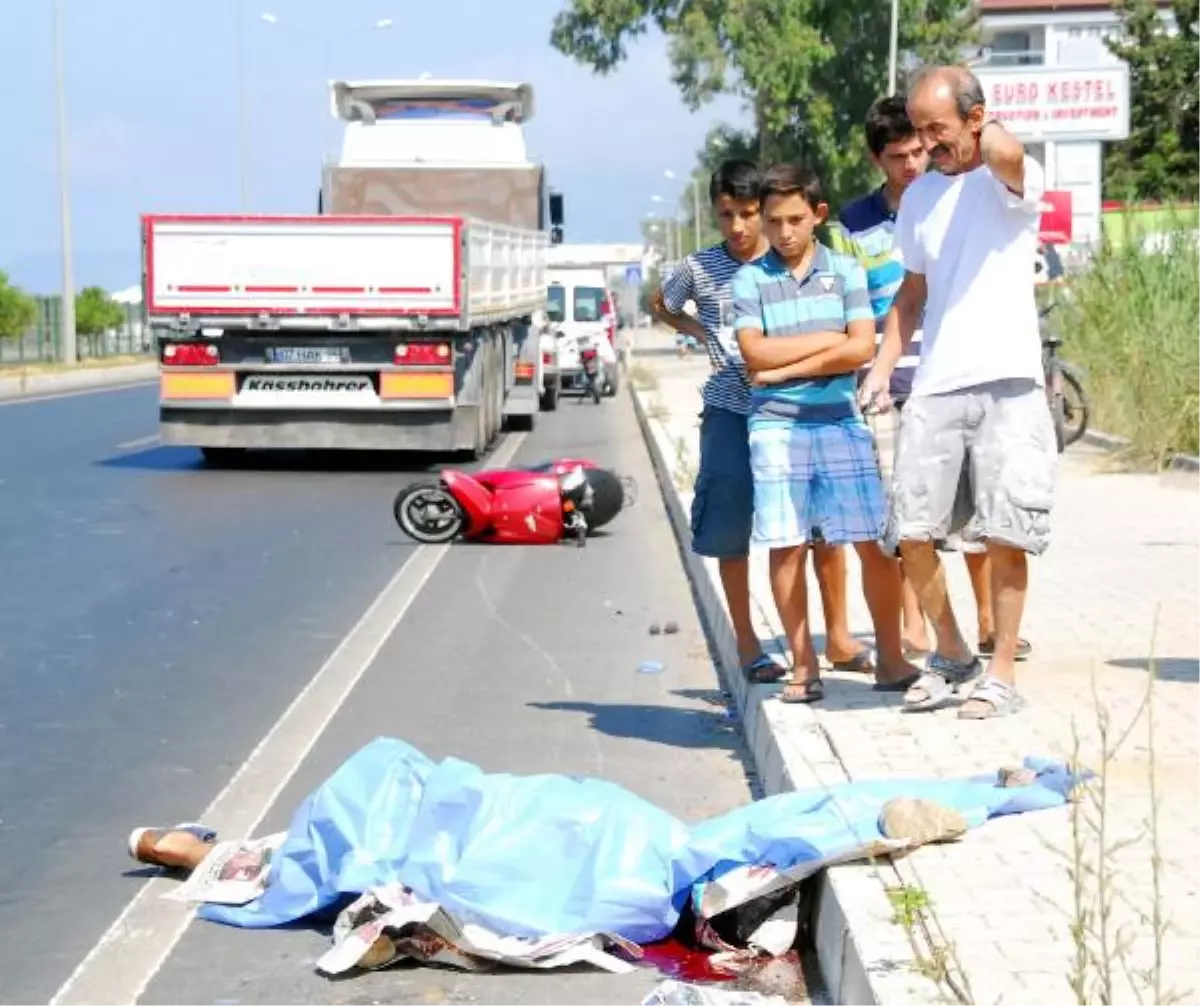 Alanya\'da Yola Savrulan Motosiklet Sürücüsüne Tır Çarptı