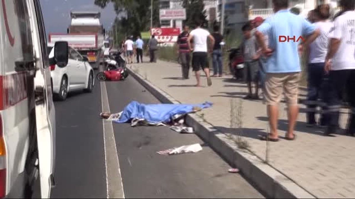 Yola Savrulan Motosiklet Sürücüsüne Tır Çarptı