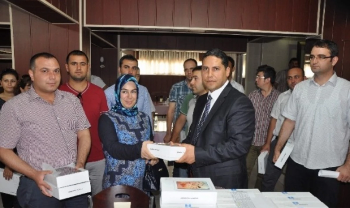 Adıyaman\'da Ziraat Mühendisleri ve Veterinerlere Tablet Dağıtıldı