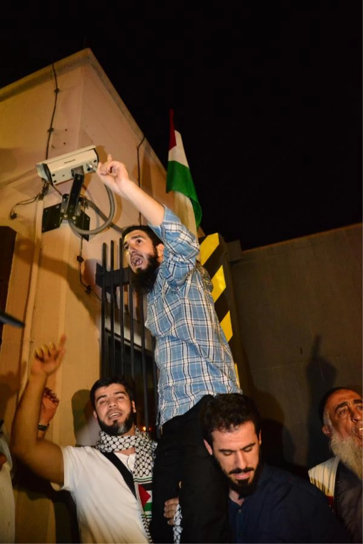 ABD Adana Konsolosluğu\'na Filistin Bayrağı Astılar