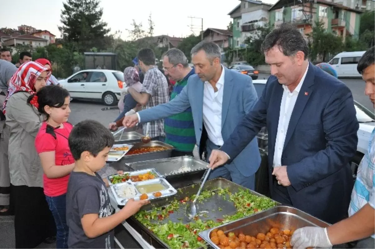 AK Parti\'den Mahalle İftarı