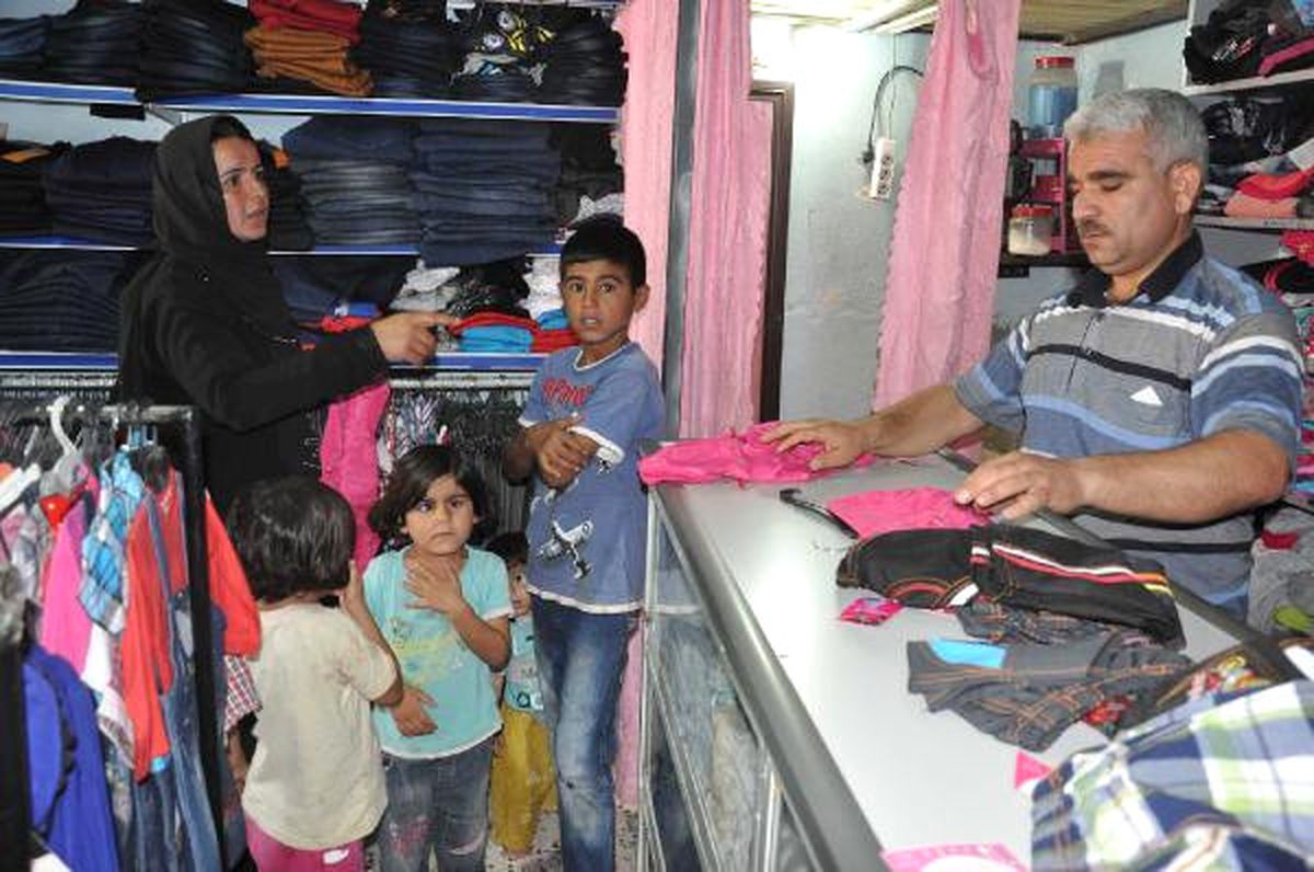 Akçakale\'de 153 Suriyeli Çocuğa Bayramlık