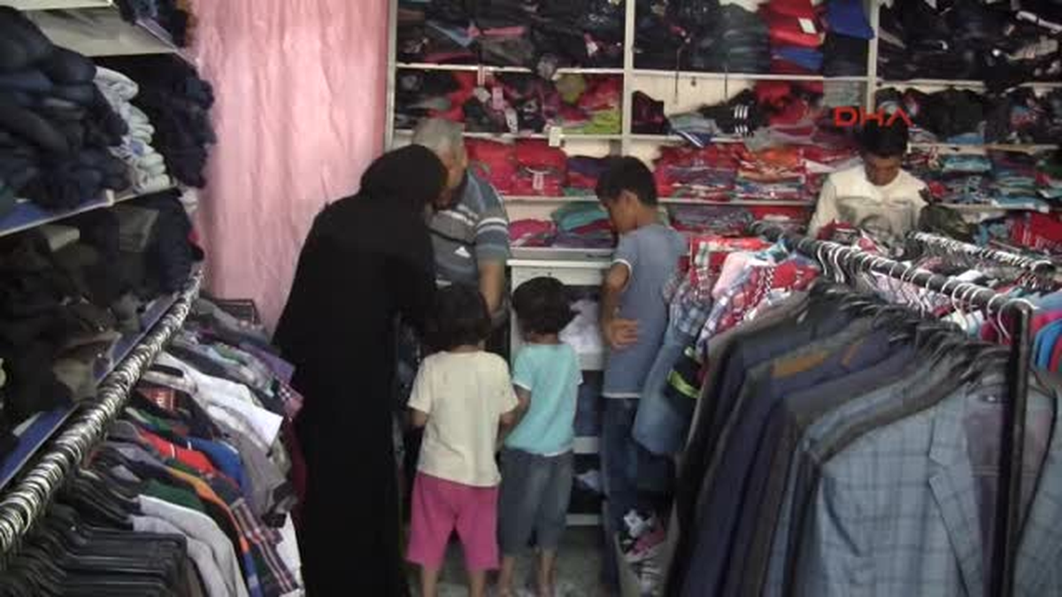 Akçakale Kaymakamlığı 153 Suriyeli Çocuğa Bayramlık Hediye Etti