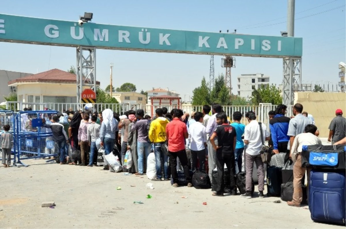 Akçakale Sınır Kapısında 300 Suriyeli Ülkesine Döndü