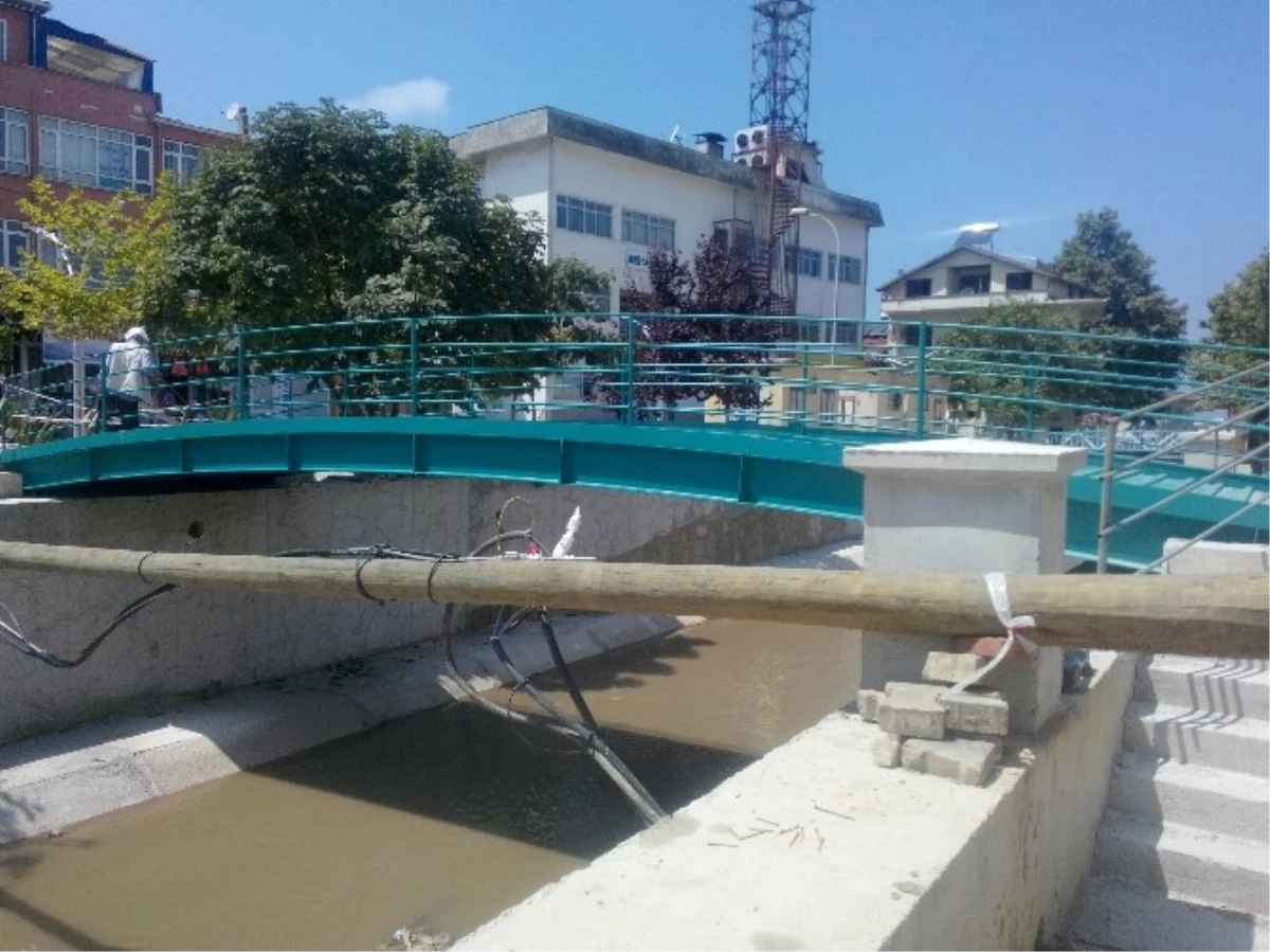 Akçakoca\'da Asma Köprü Yerine Kondu