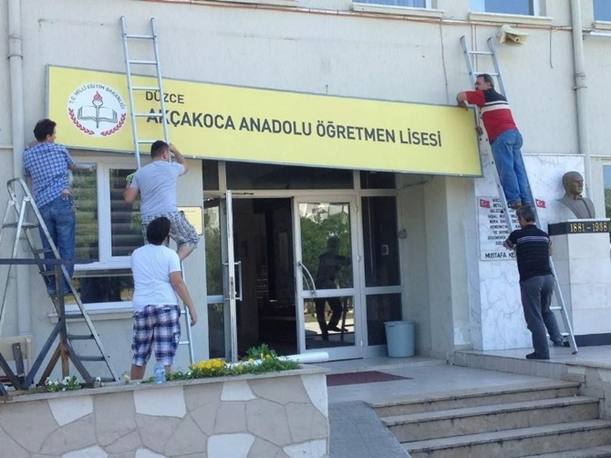 Akçakoca Sosyal Bilimler Lisesi Tabelası Takıldı