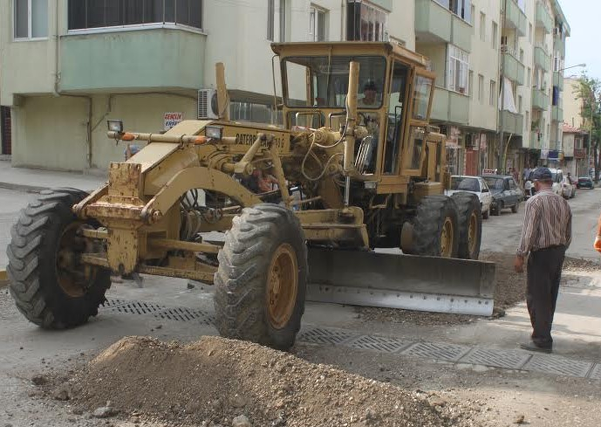 Anafartalar ve Kurtuluş Caddelerinde Yollar Onarılıyor