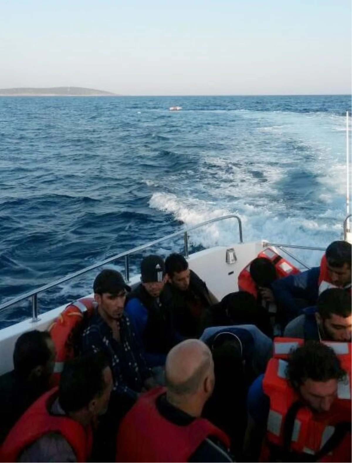 Adaya Terk Edilen Kaçakları Sahil Güvenlik Kurtardı