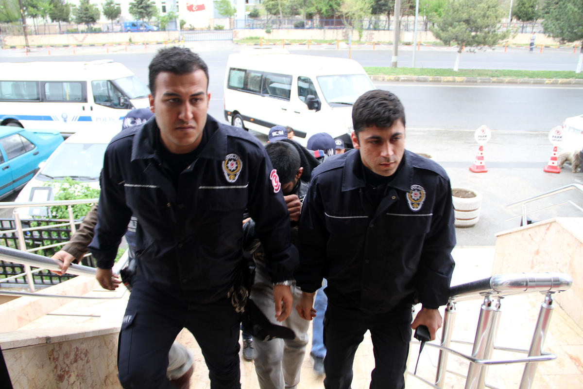 Çanakkale\'de Uyuşturucu Sattığı Öne Sürülen 3 Kişi Tutuklandı