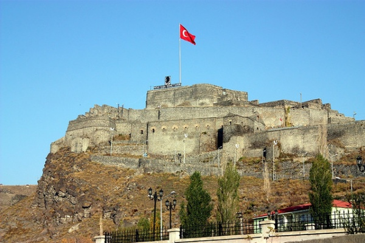 Ermenilerin Kars Kalesi\'nde Bayrak Açmasına Tepki