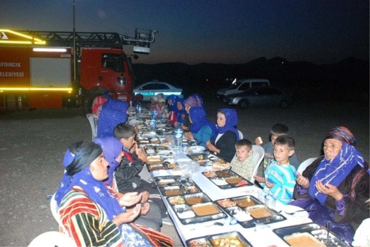 Aydıncık Kaymakamlığı Tarım İşçilerine İftar Yemeği Verdi