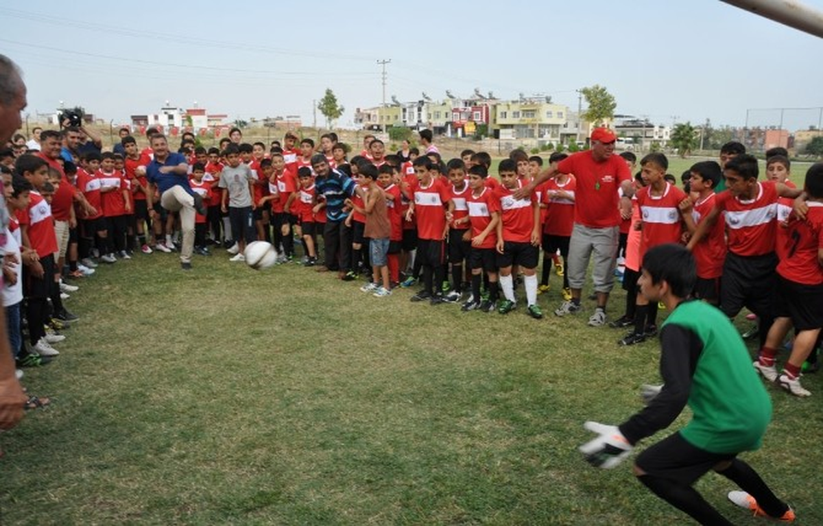 Toroslar Belediye Başkanı Tuna Futbol Okulu Açışına Katıldı